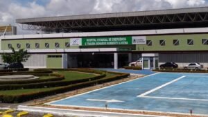 Trabalhadores caem de telhado após telha quebrar em obras no CEA, em João Pessoa