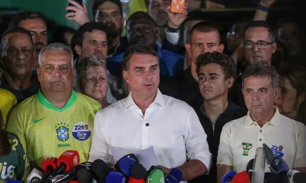 Flávio Bolsonaro desembarca nos EUA e finaliza plano de fuga do Brasil