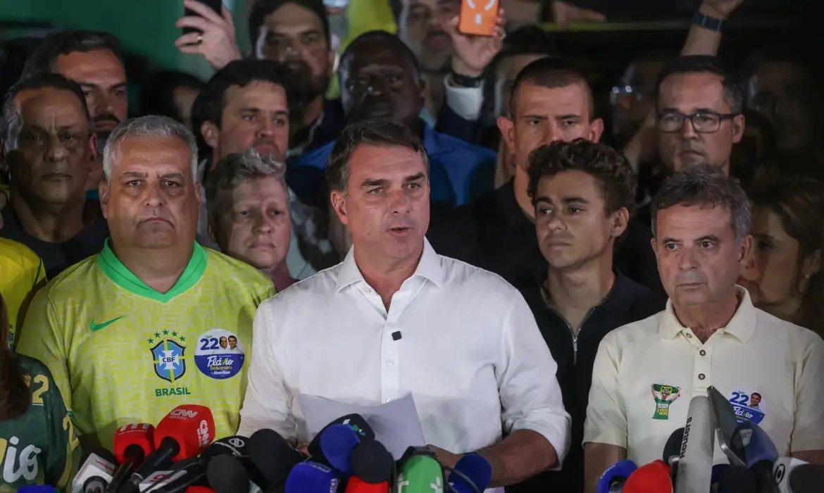 Flávio Bolsonaro desembarca nos EUA e finaliza plano de fuga do Brasil