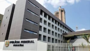 PF flagra eleitor filmando voto e outro distribuindo ‘santinhos’