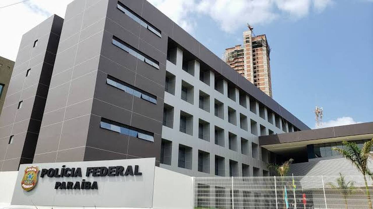 PF flagra eleitor filmando voto e outro distribuindo ‘santinhos’