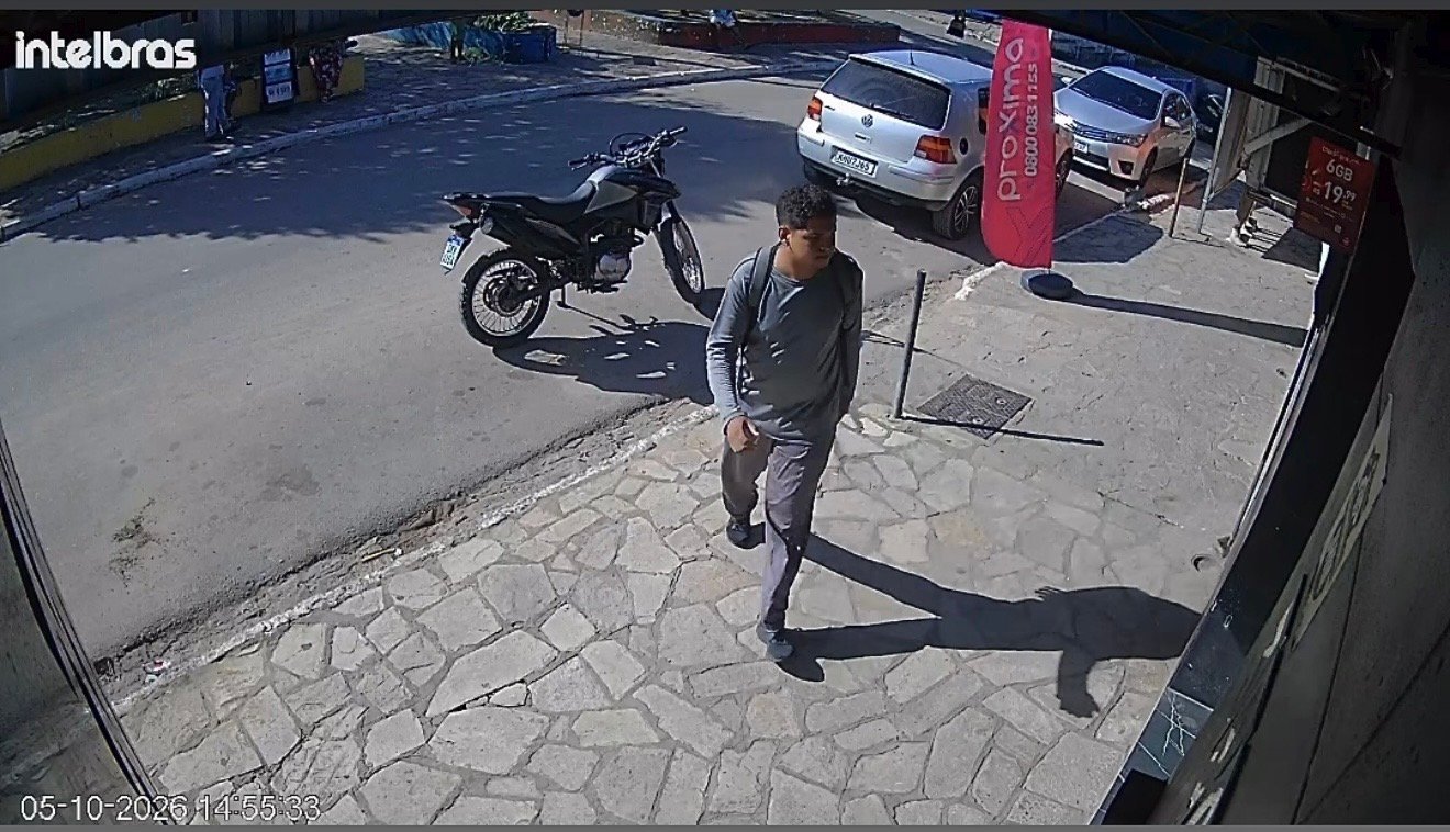 Vídeo flagra quando ladrão faz mulher refém durante assalto a loja no Conde; ele é preso 